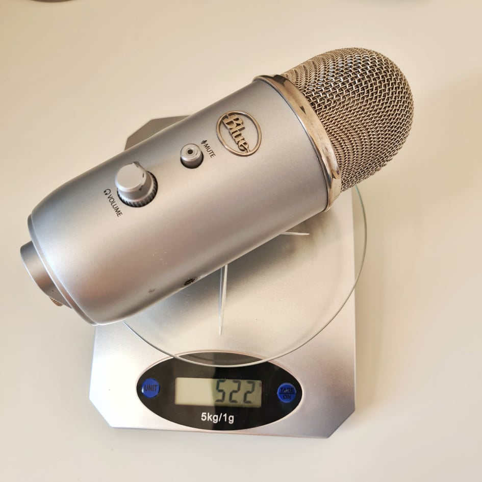 Blue Yeti Microphone đầu cắm USB được sử dụng nhiều để thu Podcast và Youtube